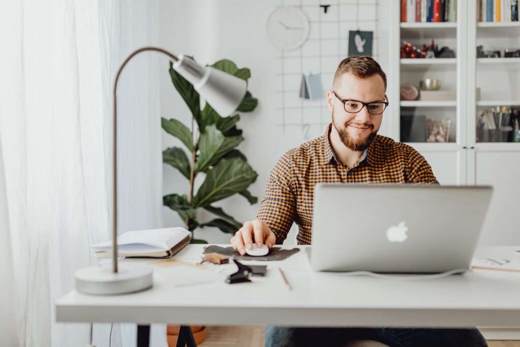 Should You Hire An In-House Marketing Manager For Your Clinic? 3 marketing expert