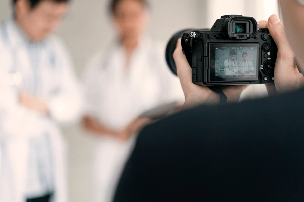 Enhancing Healthcare Communication: The Role of Social Media for Doctors 3 Enhancing Healthcare Communication: The Role of Social Media for Doctors - 3